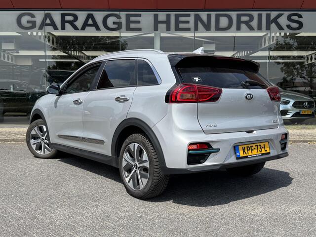 KIA e-Niro ExecutiveLine Sky 64 kWh | SOH: 93,9% | 3 Fase | Warmte pomp | Schuifdak | Adaptive CC | LED | Climate |