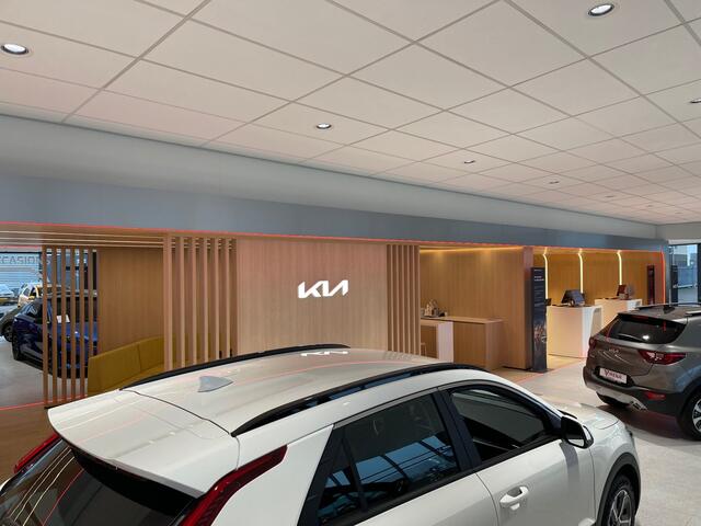 KIA e-Niro EV Air 64.8 kWh - Adaptive Cruise - Climate Control - Stoel/Stuurverwarming - Navigatie - Elektrische Bestuurdersstoel - Apple Carplay/Android Auto Fabrieksgarantie 07-2032 of 150.000 km