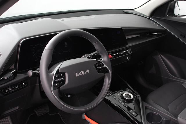 KIA e-Niro EV DynamicPlusLine 64.8 kWh Navigatie Half Leder Schuif-kantel dak Electrisch bedienbare achterklep DAB Led Camera Extra Getint Glas Lichtmetalen Velgen