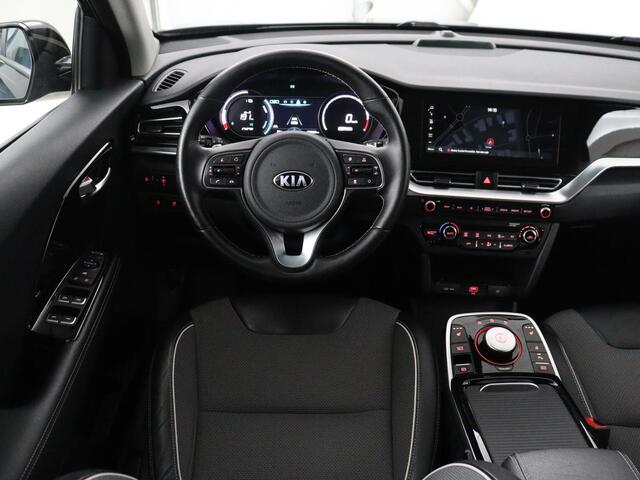 KIA e-Niro DynamicPlusLine 64 kWh | SOH 95.2% | Panoramadak | Half Leder | Adaptive cruise | Stuur/stoel verwarming | Camera | Park assist | Carplay | Climate control | Virtual dashboard | Full LED |