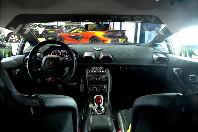 Lamborghini Huracán Lamborghini Huracán 5.2 V10 LP640-4 Performante 471kW/640pk DCT7 CARBON BUCKET SEATS + NAVIGATIE + LIFT + KERAMISCHE REMMEN + CENTRE LOCKS + FORGED CARBON INTERIEUR + ACHTERSPOILER + ALA + ALCANTARA + LED VERLICHTING + CAMERA + 20" LM-VELGEN!!