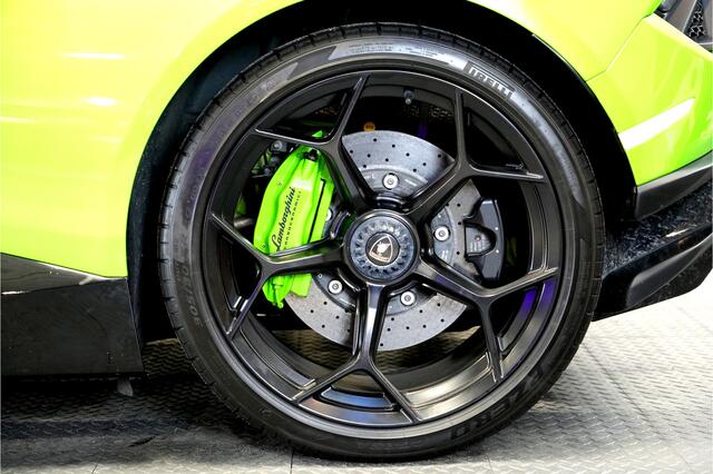 Lamborghini Huracán Lamborghini Huracán 5.2 V10 LP640-4 Performante 471kW/640pk DCT7 CARBON BUCKET SEATS + NAVIGATIE + LIFT + KERAMISCHE REMMEN + CENTRE LOCKS + FORGED CARBON INTERIEUR + ACHTERSPOILER + ALA + ALCANTARA + LED VERLICHTING + CAMERA + 20" LM-VELGEN!!