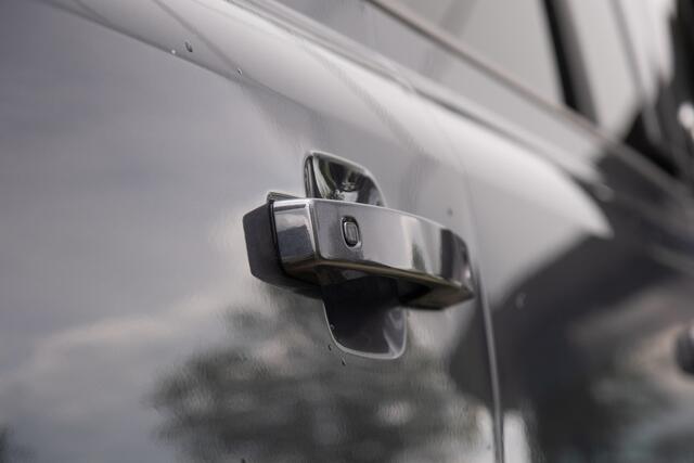 Land Rover DEFENDER 2.0 P300e 110 X-Dynamic HSE / Head-up / Meridian Surround / Cold Climate