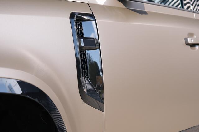 Land Rover DEFENDER 110 2.0 P300e 110 X-Dynamic SE / 22 inch Octa velgen / Matt Frozen Bronze wrap / Sidesteps zwart / Spoiler /