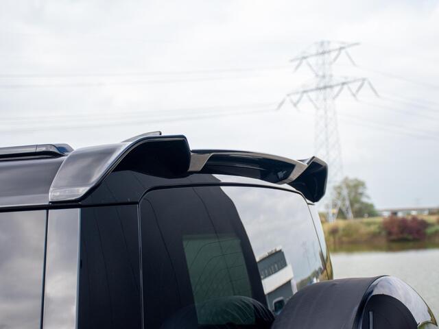 Land Rover DEFENDER 110 2.0 P300e 110 X-Dynamic HSE Trekhaak l Schuif-/kantel Panorama dak l Black Pack l Treeplanken l Spoiler l Wheelcover l 24 Inch l