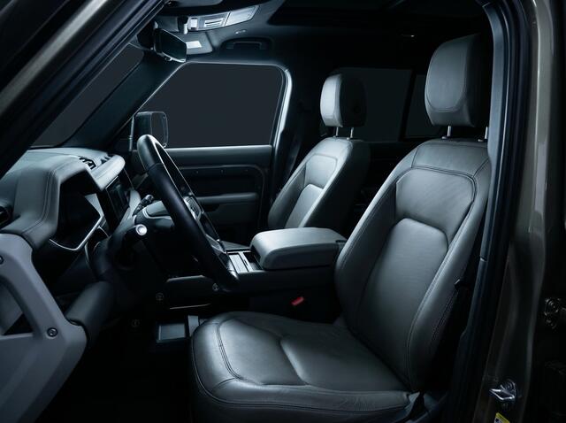 Land Rover DEFENDER 110 2.0 P400e 110 SE / 22 Inch Black / Black Pack / Schuifkanteldak