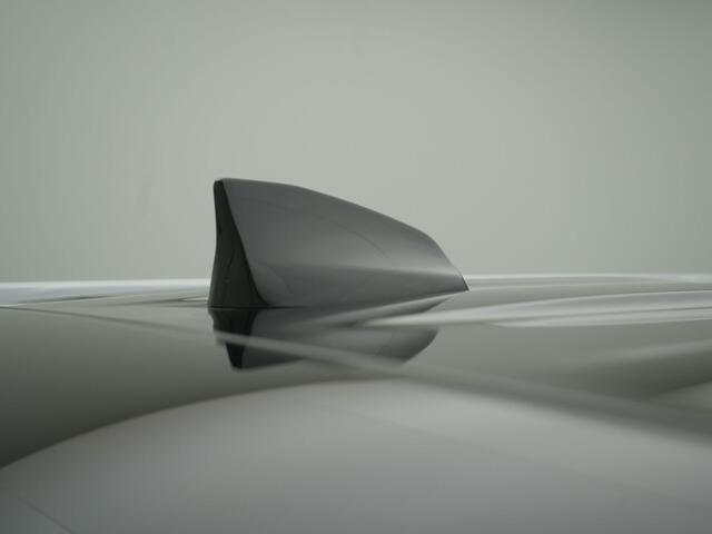 Land Rover DEFENDER 110 2.0 P300e 110 X-Dynamic SE - RIJKLAARPRIJS - Plug-in Hybrid - All Seasonbanden - Elektrisch Glazen Panoramadak - 360 graden Camera - Adaptive Cruise Control