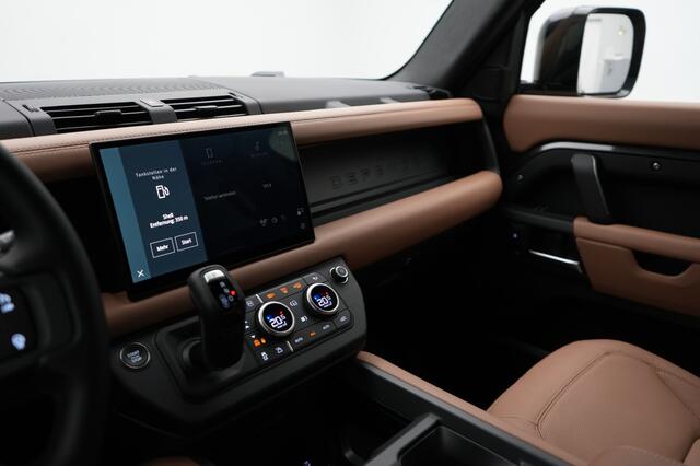Land Rover DEFENDER 110 2.0 P300e 110 X-Dynamic HSE Carpahtian Grey met Caraway interieur