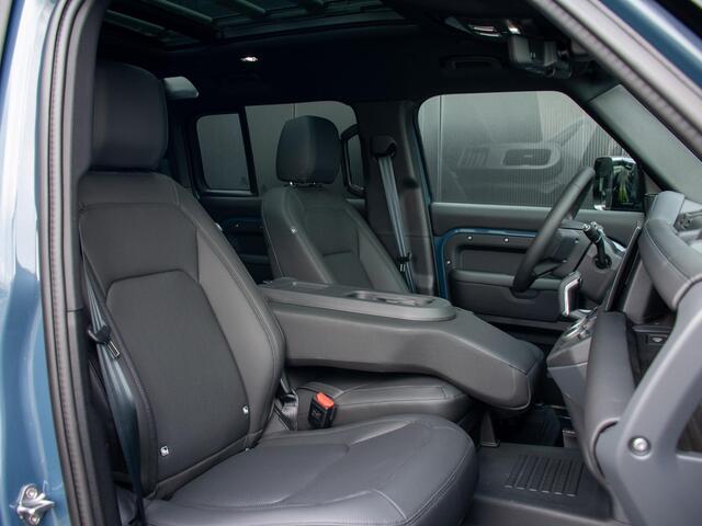 Land Rover DEFENDER 110 2.0 P300e 110 X-Dynamic l 6 Persoons l Treeplanken l Schuif- /kantel Pano l Adapt. Cruise l Black Pack l Clearsight l 360 Camera