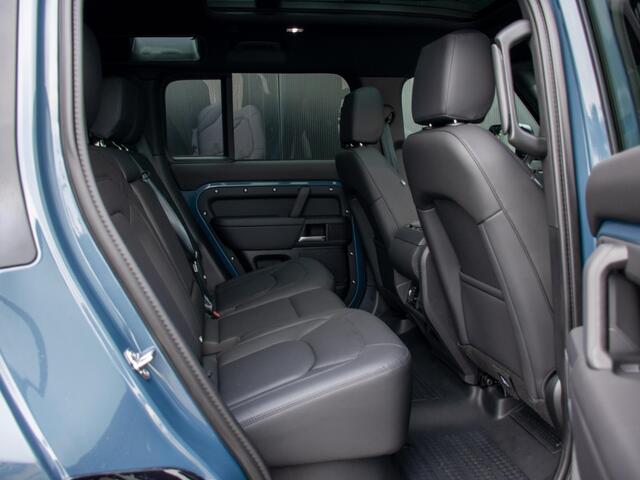 Land Rover DEFENDER 110 2.0 P300e 110 X-Dynamic l 6 Persoons l Treeplanken l Schuif- /kantel Pano l Adapt. Cruise l Black Pack l Clearsight l 360 Camera