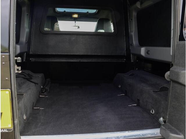 Land Rover DEFENDER 2.2 D SW 110" XTech 6.575 KM in Concoursstaat