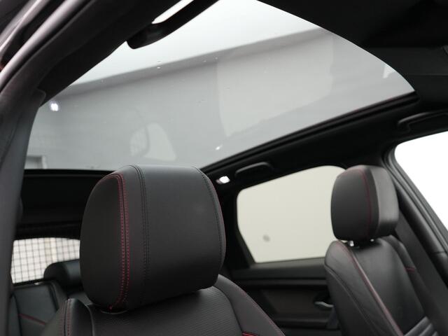 Land Rover DISCOVERY SPORT P300e R-Dynamic SE Plug In Hybrid Dealer O.H PHEV | Panodak | Trekhaak Afn. | Adaptive Cruise | Lederen Sportstoelen Memory | Meridian Sound | 20"L.M | Apple Carplay | Stuurverwarming | Camera |