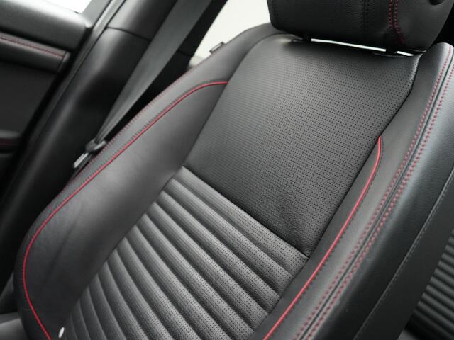 Land Rover DISCOVERY SPORT P300e R-Dynamic SE Plug In Hybrid Dealer O.H PHEV | Panodak | Trekhaak Afn. | Adaptive Cruise | Lederen Sportstoelen Memory | Meridian Sound | 20"L.M | Apple Carplay | Stuurverwarming | Camera |