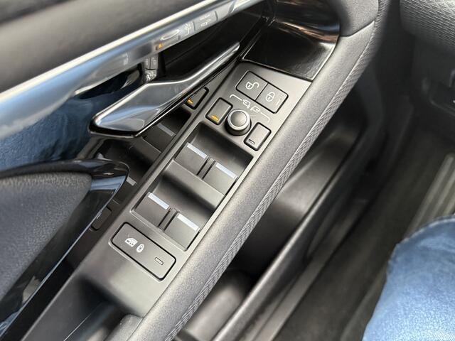 Land Rover RANGE ROVER EVOQUE BWJ 2019 2.0 D150 150 PK AWD R-Dynamic SE AUTOMAAT | APPLE CARPLAY | ANDROID AUTO | NAVI | CLIMA | CRUISE | STOELVERW. | STOELVERWKOELING | CAMERA | LEDER | ELEKTRISCHE STOELEN | ELEKTRISCHE ACHTERKLEP | LMV | PDC