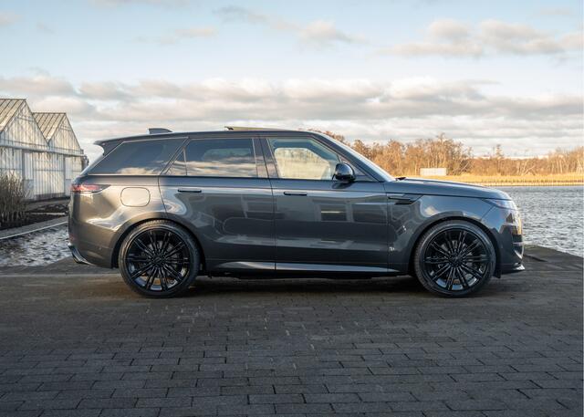 Land Rover RANGE ROVER SPORT P550e Autobiography | Nieuw Model 2026 | Black Pack | Carpathian Grey | 23" inch | Trekhaak | Standkachel |