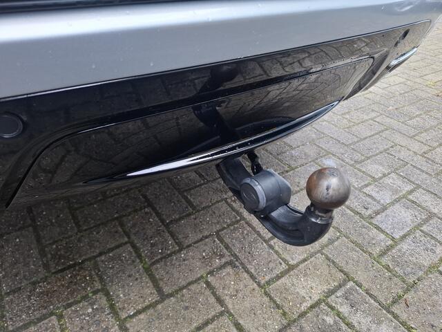 Land Rover Velar Range Rover 2.0 P300 Turbo AWD R-Dynamic SE | Navigatie | LM Velgen 20" | Voorstoelen Verwarmd/Geventileerd | Elektrisch Uitklapbare Trekhaak | PDC Voor en Achter | Cruise Control | Airco |