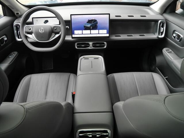 Leapmotor B10 Design ProMax 67.1 kWh Demo | Wltp 434km | 750kg trekgewicht | Stoel en stuur verwarming | 360 graden camera | Lederen bekleding | Panoramadak | Led | Regensensor | Sfeerverlichting | Elektrisch verstelbare voorstoelen