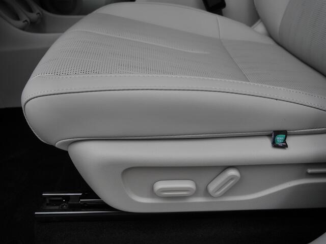 Leapmotor B10 Design ProMax 67.1 kWh | Uit voorraad leverbaar! | Elektrische achterklep | Stoel en stuurverwarming | Lederenbekleding | 18 inch velgen | Meerdere kleuren!