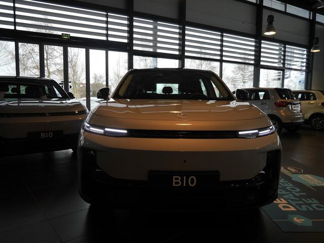 Leapmotor B10 Life Pro 56.2 kWh | Nieuwe auto | Wltp 361 km | Warmtepomp | 18 inch lichtmetalen velgen | 360 graden camera | Keyless entry en start | Stoffen bekleding | Adaptive cruise control | DC laden 140KW