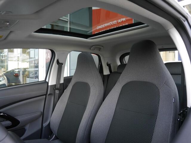 Leapmotor T03 Design 37.3 kWh | Snel leverbaar | Camera | Panorama dak | Adaptieve cruise control | Dodehoek detectie | Lichtmetalen velgen