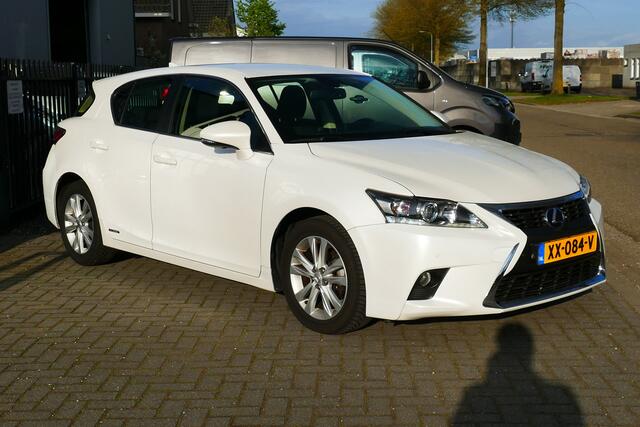 Lexus CT 200h Sport Edition. Wit Metallic, Camera, Navi, Clima, 17"LMV All Season Banden