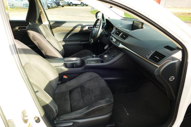 Lexus CT 200h Sport Edition. Wit Metallic, Camera, Navi, Clima, 17"LMV All Season Banden