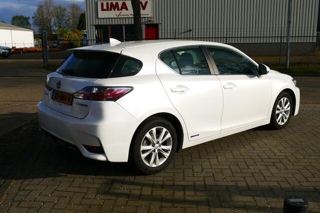 Lexus CT 200h Sport Edition. Wit Metallic, Camera, Navi, Clima, 17"LMV All Season Banden