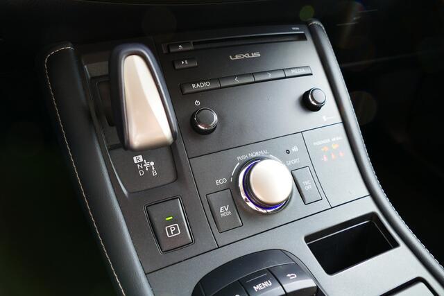 Lexus CT 200h Sport Edition. Wit Metallic, Camera, Navi, Clima, 17"LMV All Season Banden