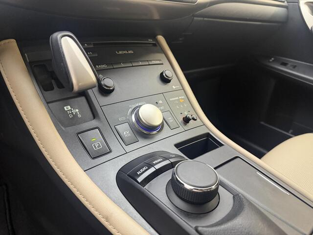 Lexus CT 200h Luxury Line | Leer | Adaptieve cruise control | Verw voorstoelen | 17'' LM all weatherbanden