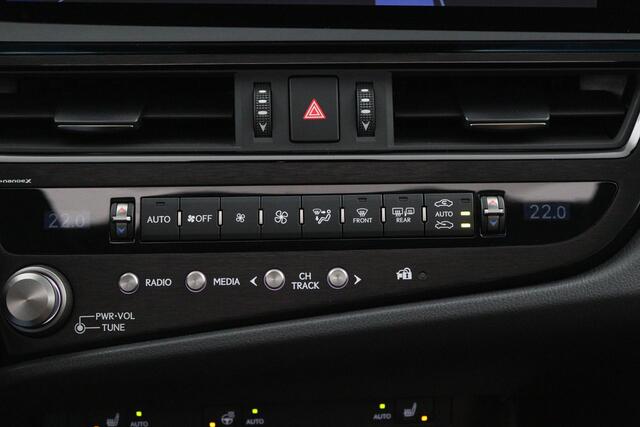 Lexus Es 300h Business Line | Apple Carplay & Android Auto | 18 Inch Lichtmetalen velgen | Stoel & Stuurwielverwarming