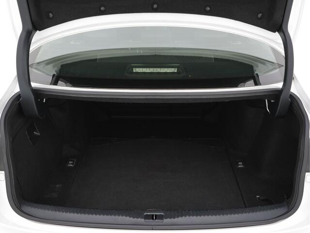 Lexus IS 300h Hybrid Business Line Aut. *NAVI-FULLMAP | FULL-LED | LEDER-MICROFIBRE | CAMERA | SHIFT-PADDLES | ECC | PDC | CRUISE | SPORT-SEATS | 17''ALU*