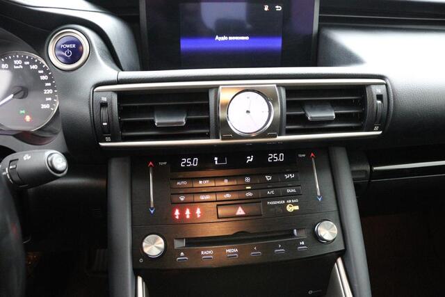 Lexus IS 300h Hybrid Business Line | Stoelverwarming | Regensensor | Achteruitrijcamera