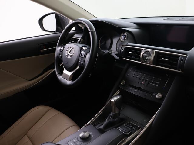 Lexus IS 300h Hybrid Edition 30 | Premium Navigatie | Safety System | Parkeersensoren | Schuifkanteldak |