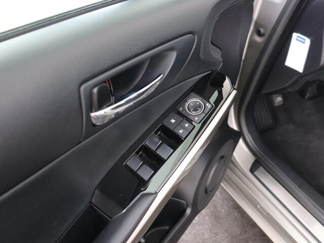 Lexus IS 300h 25th Edition | Stoelverwarming | Parkeersensoren | Navigatie |
