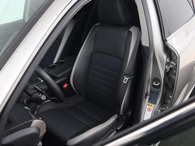 Lexus IS 300h Sport Edition | Full LED | Stoelverwarming | Half leder | Camera | Navigatie | Elektrische stoelen | Climate control