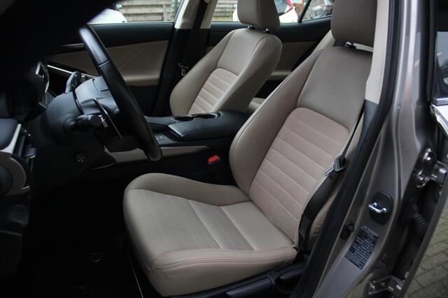 Lexus IS 300h Hybrid Business Line Pro Carplay/Android Auto, Adaptieve Cruise & Climate Control, Parkeersensoren Voor & Achter