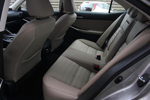 Lexus IS 300h Hybrid Business Line Pro Carplay/Android Auto, Adaptieve Cruise & Climate Control, Parkeersensoren Voor & Achter