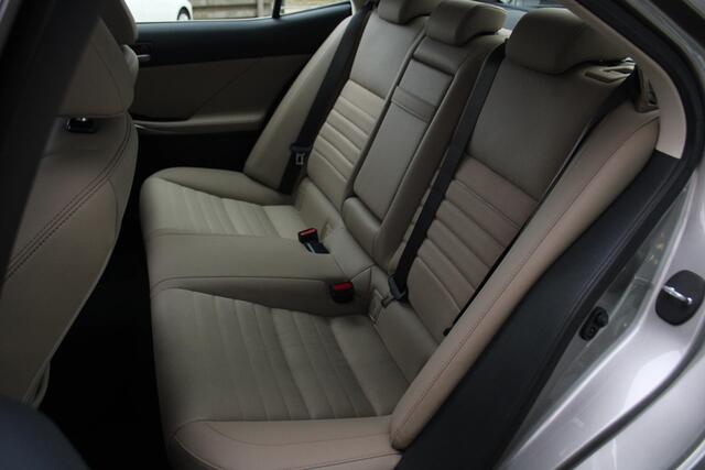 Lexus IS 300h Hybrid Business Line Pro Carplay/Android Auto, Adaptieve Cruise & Climate Control, Parkeersensoren Voor & Achter