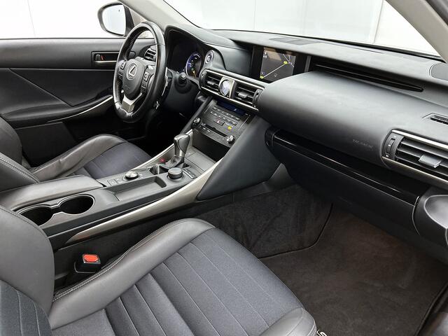 Lexus IS 300h Hybrid Business Line | Afneembare Trekhaak | Parkeersensoren | Stoelverwarming |