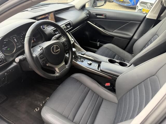 Lexus IS 300h Hybrid Business Line AUTOMAAT| CAMERA| AIRCO/ECC| CRUISECONTROL| PARKEERSENSOREN| LM-VELGEN