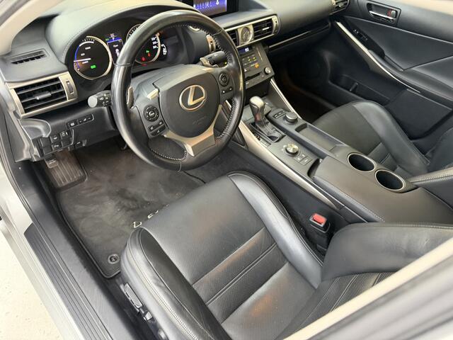 Lexus IS 300h Business Line, 180Pk, 2017, 2de eigenaar, Volledig leder, Dealer onderhouden, Stoelverwarming, Elektrische stoelen, Climate control, Camera, Navigatie,