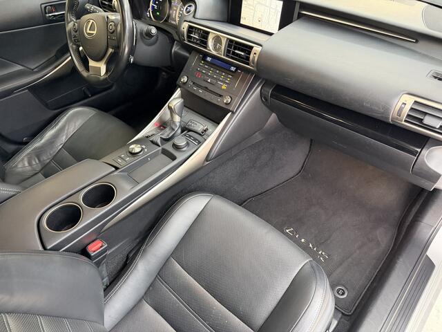 Lexus IS 300h Business Line, 180Pk, 2017, 2de eigenaar, Volledig leder, Dealer onderhouden, Stoelverwarming, Elektrische stoelen, Climate control, Camera, Navigatie,