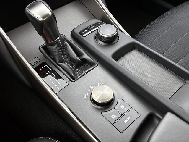 Lexus IS 300h Hybrid | Navigatie | PDC | Halfleder | Dealer onderhouden |