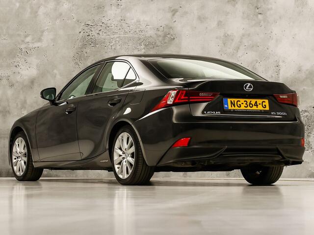 Lexus IS 300h Hybrid Business Sport Automaat 223Pk (NAVIGATIE, CAMERA, CLIMATE, SPORTSTOELEN, LM VELGEN, NIEUWE APK, NIEUWSTAAT)