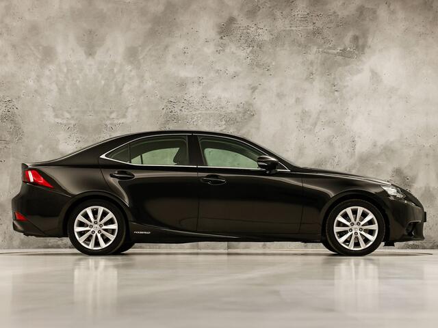 Lexus IS 300h Hybrid Business Sport Automaat 223Pk (NAVIGATIE, CAMERA, CLIMATE, SPORTSTOELEN, LM VELGEN, NIEUWE APK, NIEUWSTAAT)