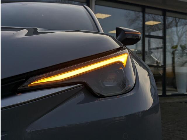 Lexus LBX Business Line 2WD | Comfort + Safety Pack | Stoel- stuurverwarming | BSM | PDC V+A | ACC | Camera