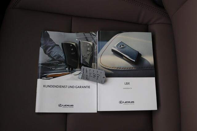 Lexus LBX Elegant 2WD | Tech Pack | Elektrisch bedienbare achterklep | Stoelverwarming | Parkeersensoren