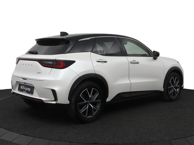 Lexus LBX Emotion 2WD | Tech Pack | Keyless Entry | Elektrisch bedienbare achterklep | Stoelverwarming | 18 Inch Lichtmetalen velgen