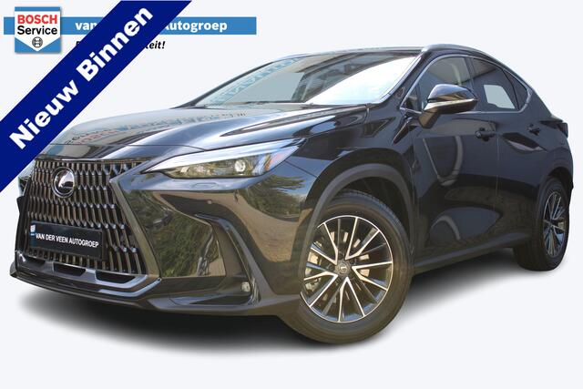 Lexus NX 450h+ AWD Luxury Line | Afneembare trekhaak | Stoel/stuur verwarming | Elektrisch verstelbare stoelen | Achteruitrijcamera | Adaptive cruise controle | Lane assist | Elektrische kofferbakklep | Elektrisch verstelbaar stuurwiel | Navigatie | Apple CarPlay/