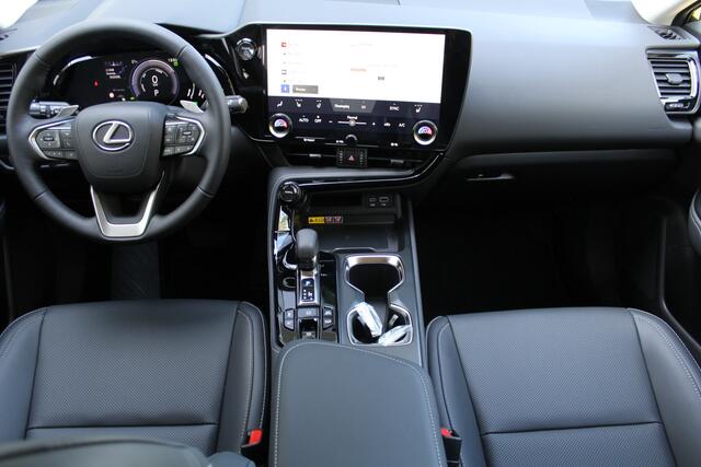 Lexus NX 450h+ AWD Luxury Line | Afneembare trekhaak | Stoel/stuur verwarming | Elektrisch verstelbare stoelen | Achteruitrijcamera | Adaptive cruise controle | Lane assist | Elektrische kofferbakklep | Elektrisch verstelbaar stuurwiel | Navigatie | Apple CarPlay/